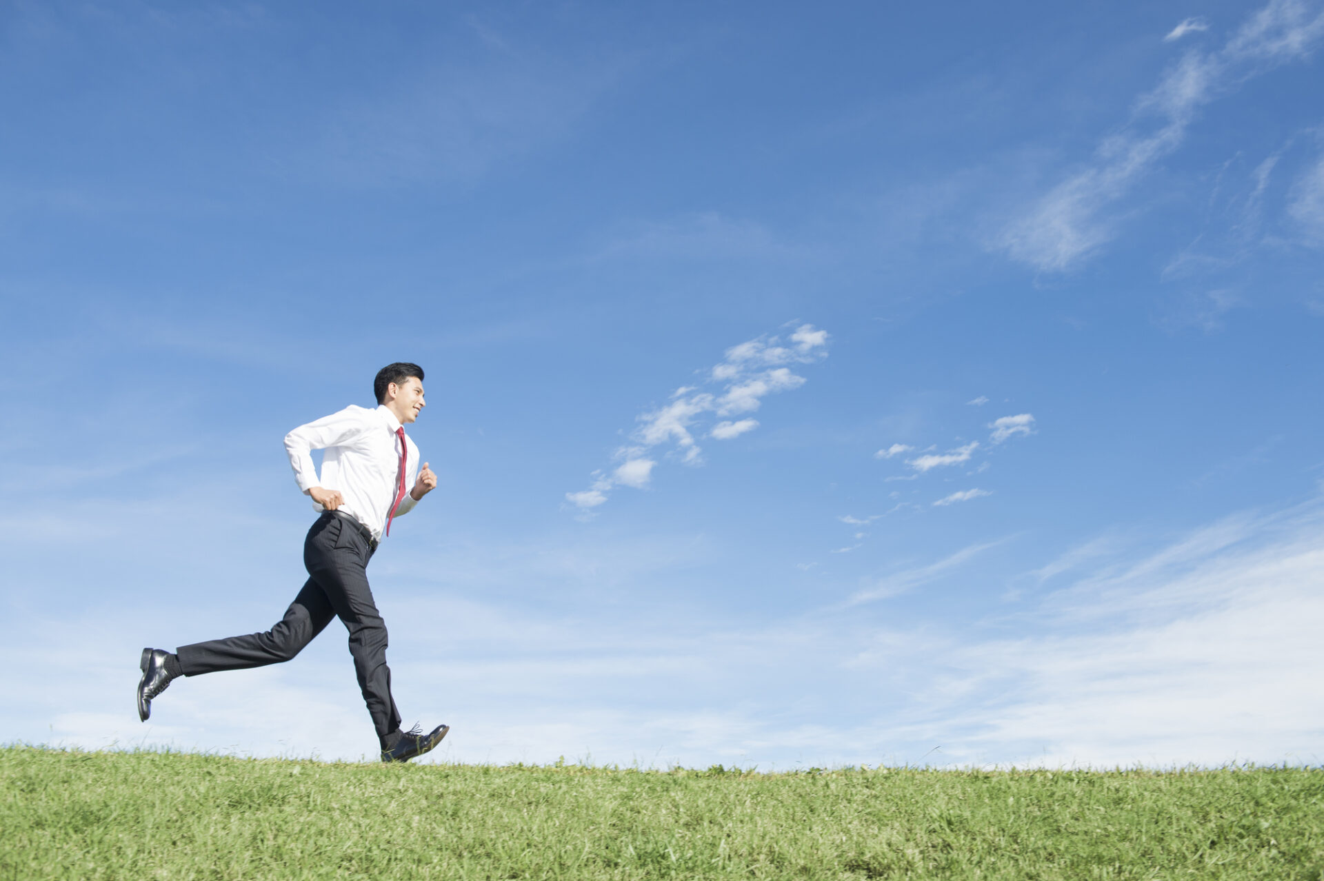 走る男性