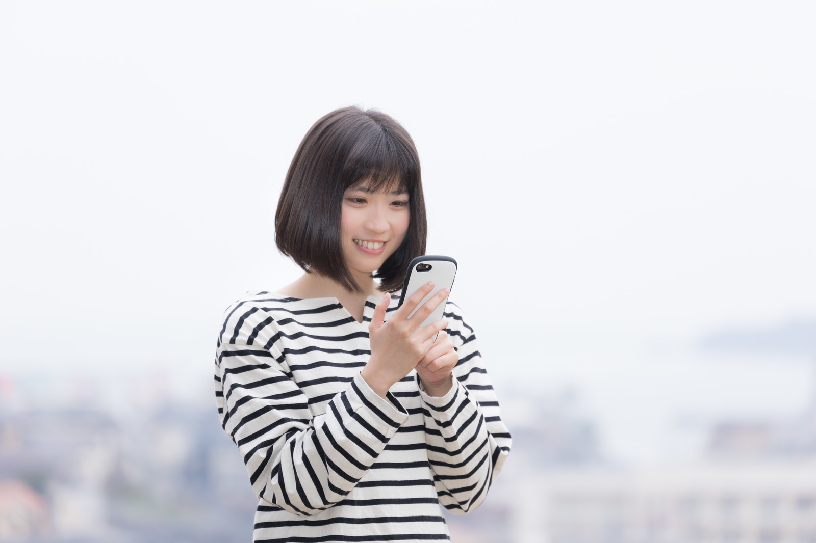 スマホを見る女性