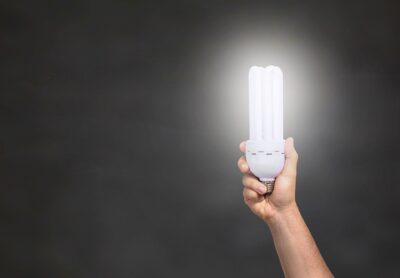LEDの寿命を計算したら約10年【短い期間で切れる原因も解説】