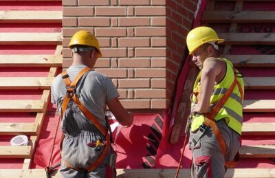 配管工の年収・給料を国のデータを元に紹介【収入を上げる方法も解説】