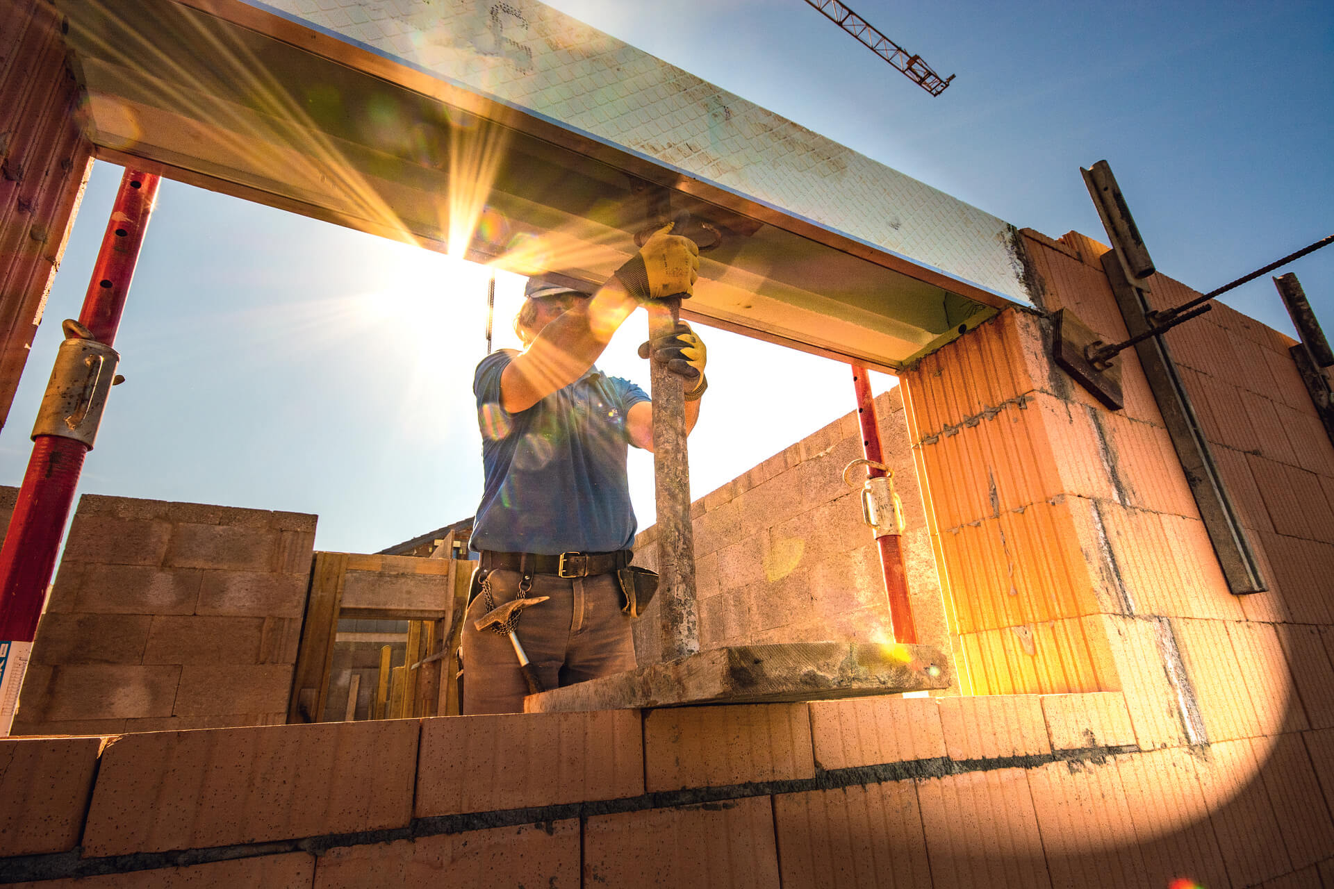 排水設備を工事する人
