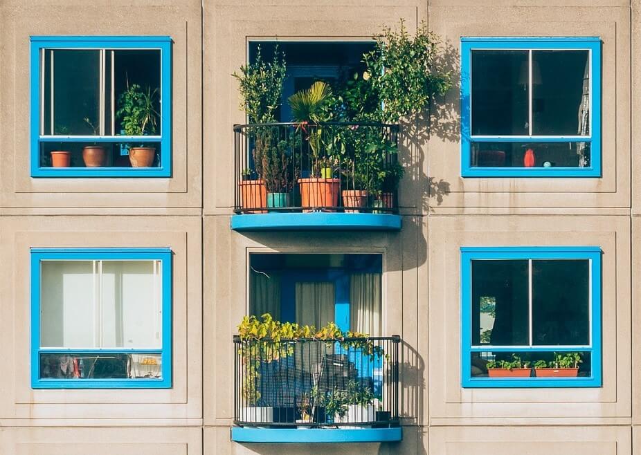 6つの窓がある建物