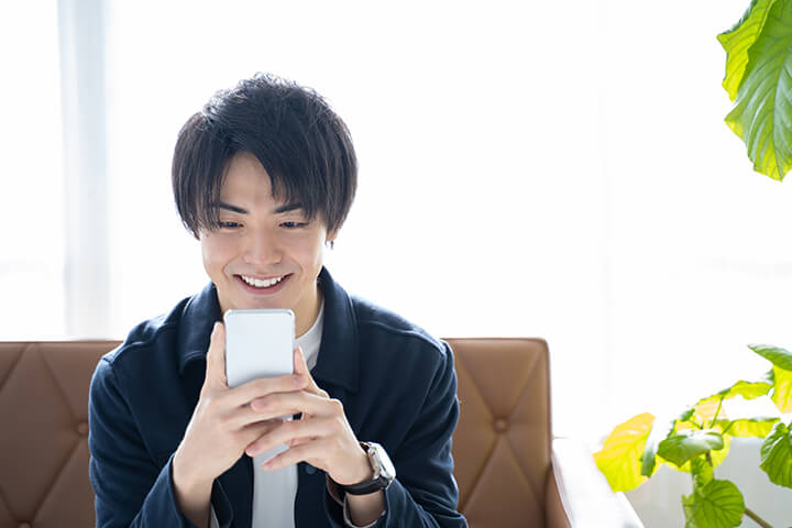スマホで勉強する男性